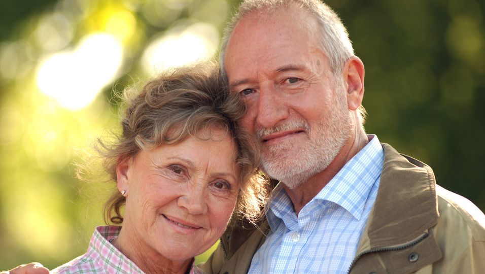 Auch nach vielen Serien-Ehejahren vereint: Hildegard (Antje Hagen) und Alfons Sonnbichler (Sepp Schauer)