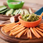 Gemüsesticks mit Dip.