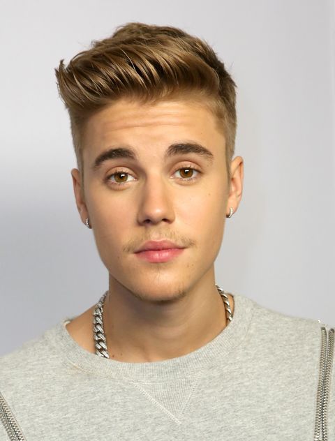 Justin Bieber in einem grauen Pullover.