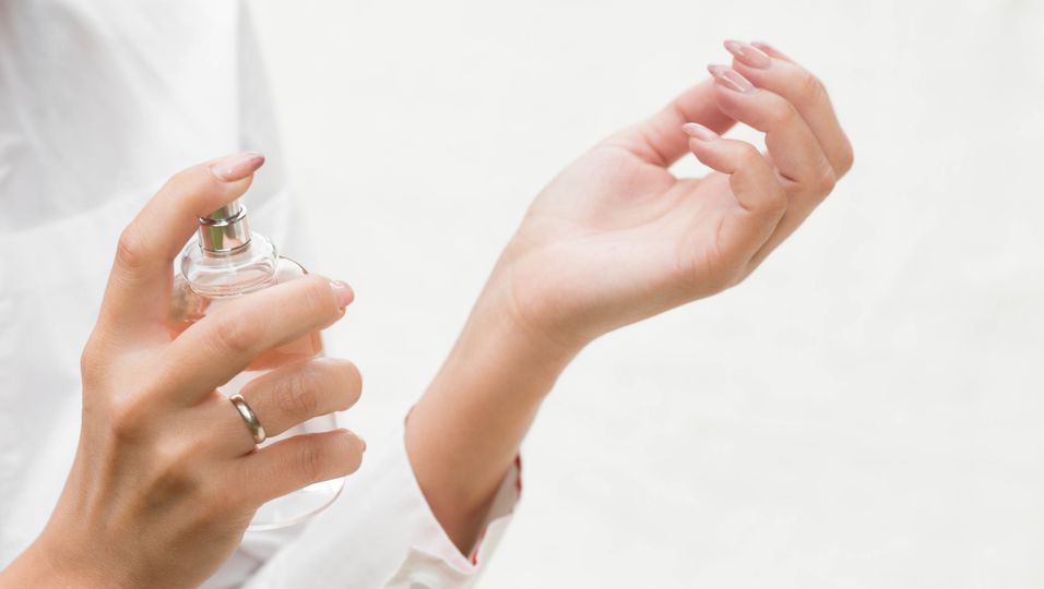 Bekannte Düfte fallen durch: Nur 3 Parfums sind laut ÖKO-TEST "sehr gut"