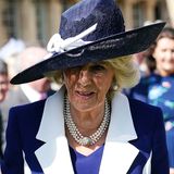 Königin Camilla: Zur Gartenparty in Königsblau – doch ihr Hut wird ihr zum Verhängnis 