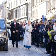 Herzogin Sophie begrüßt am 10. Mai wartende Menschen in Edinburgh.