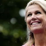Máxima trotzt dem Regenwetter in leuchtendem Pink