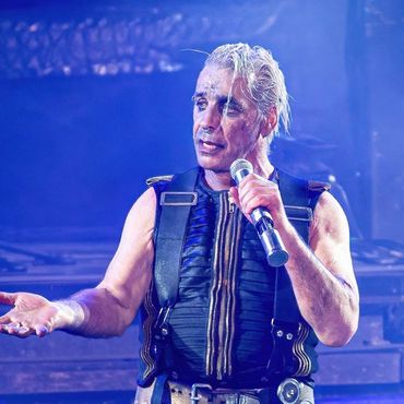 Rammstein-Sänger Till Lindemann auf der Bühne.