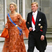 Maxima der Niederlande mit Tara und einem Kleid in orange