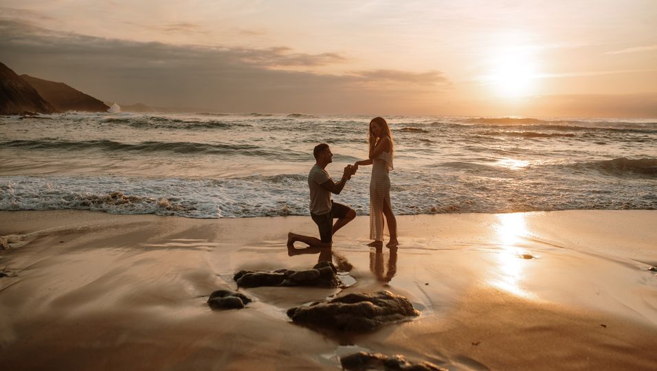 Verlobungs-Desaster: Paar verliert 16 000 Euro teuren Ring am Strand – Fotograf hält den Moment für immer fest
