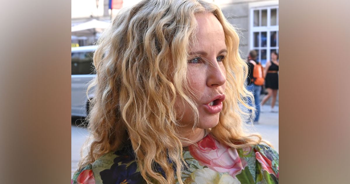 RTL-Moderatorin Katja Burkard erwischt Kollegen beim Rauchen und wird ärgerlich
