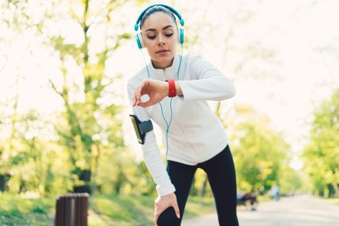 Frau mit fitness-armband, joggen