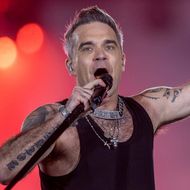 Robbie Williams holt Take-That-Kollege Mark Owen auf Bühne