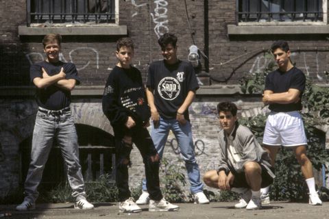 Mit New Kids on the Block fing 1984 das Boyband-Phänomen an. 10 Jahre später trennte sich die Band und brach Millionen Teenie-Herzen.