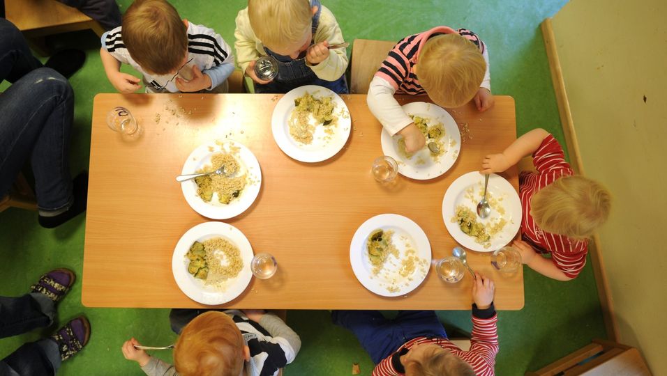 Bei Kindern mit Lebensmittelallergien ist eine gute Absprache zwischen Eltern und Erziehern notwendig.
