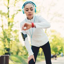 Frau mit fitness-armband, joggen
