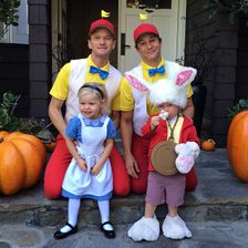 Sie lieben Halloween: 2013 verkleideten sich Neil Patrick Harris, David Burtka und die Zwillinge in „Alice im Wunderland“-Kostümen.