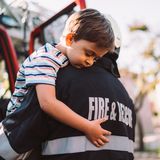 Auf Tuchfühlung: Blinder Junge trifft seinen Helden – und tastet Feuerwehrmann ab
