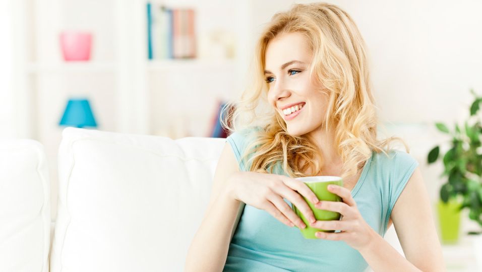 Wer auf der Couch grünen Tee trinkt, tut sich auch von Innen etwas Gutes