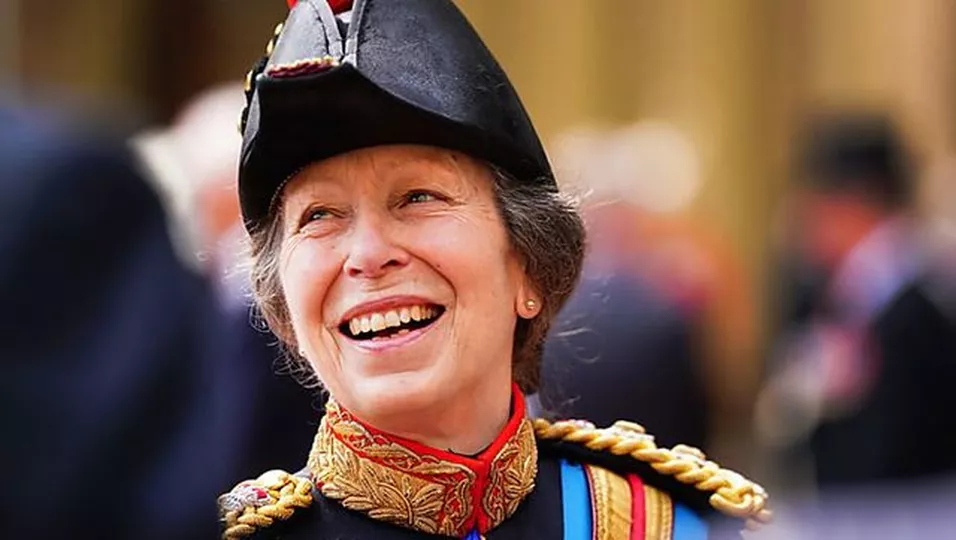 Uno spettacolo insolito: ecco come appare con i capelli sciolti