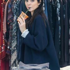 Model Kendall Jenner schlürft beim Shoppen Karottensaft.
