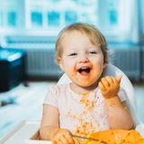 Ein Kleinkind hat Spaß beim Essen