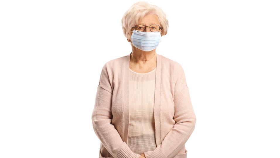 Rentnerin näht Atemschutzmasken aus Windeln