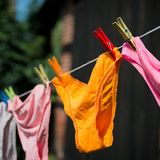 Frauenunterwäsche auf der Wäscheleine