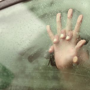 Liebesspiel im Auto - Hände an Fensterscheibe
