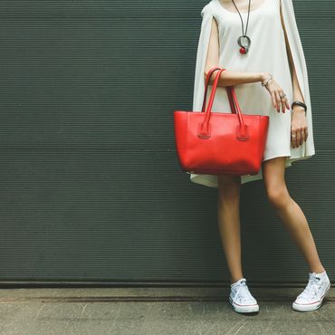 Frau mit roter Tasche