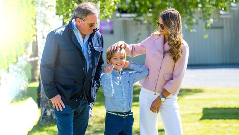 Glücklich mit Prinz Nicolas vereint: Im Erlebnispark genießen sie die Familienzeit