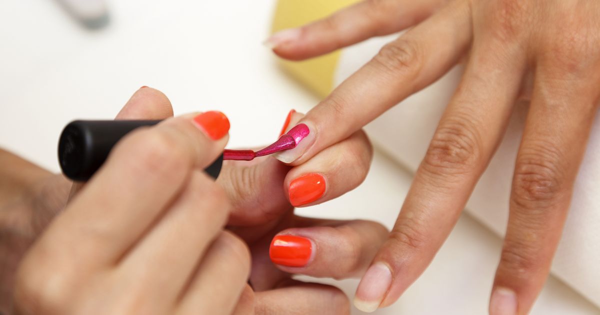 Statt Rot Statt Rot: Diese sommerliche Nagellack-Farbe passt viel besser zu gebräunter Haut