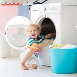 Kind spielt mit Waschmaschine