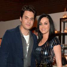 John Mayer in einem blauen Sakko, Katy Perry in einem schwarzen Kleid.