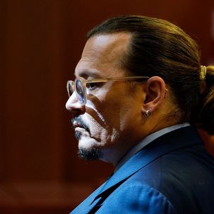 Johnny Depp: eine Frau im Gerichtssaal hat plötzlich geschrien, sie habe ein Baby von ihm