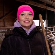 Cheyenne Ochsenknecht: Zwischen Kühen & Heuballen: Einblicke in ihren Alltag auf dem Bauernhof 