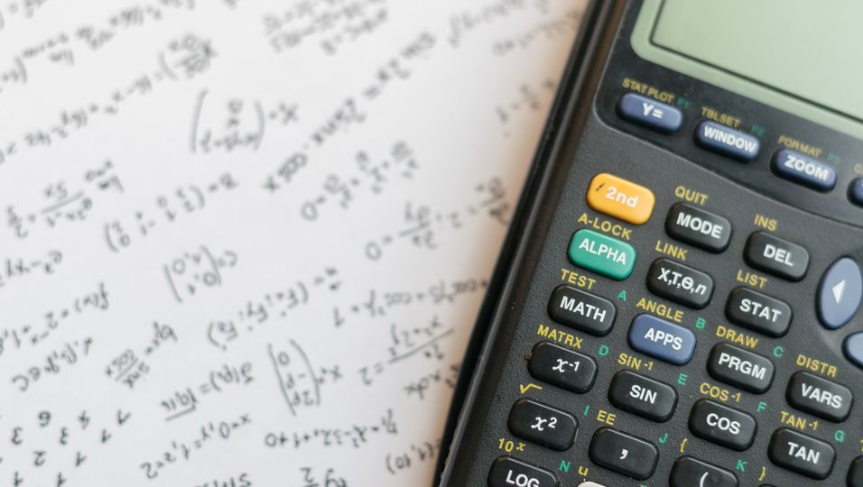 Schülerin mailt Mathe-Lehrer Fragen – er kommt mit Tafel vor ihre Tür 