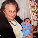 Sie verlor ihre Familie in Auschwitz: "Beste Rache an den Nazis": Holocaust-Überlebende wird zum 35. Mal Uroma