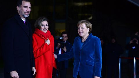 Ladies in Red - and Blue: Kanzlerin Angela Merkel (r.) und Königin Letizia sahen in ihren Mänteln umwerfend aus.