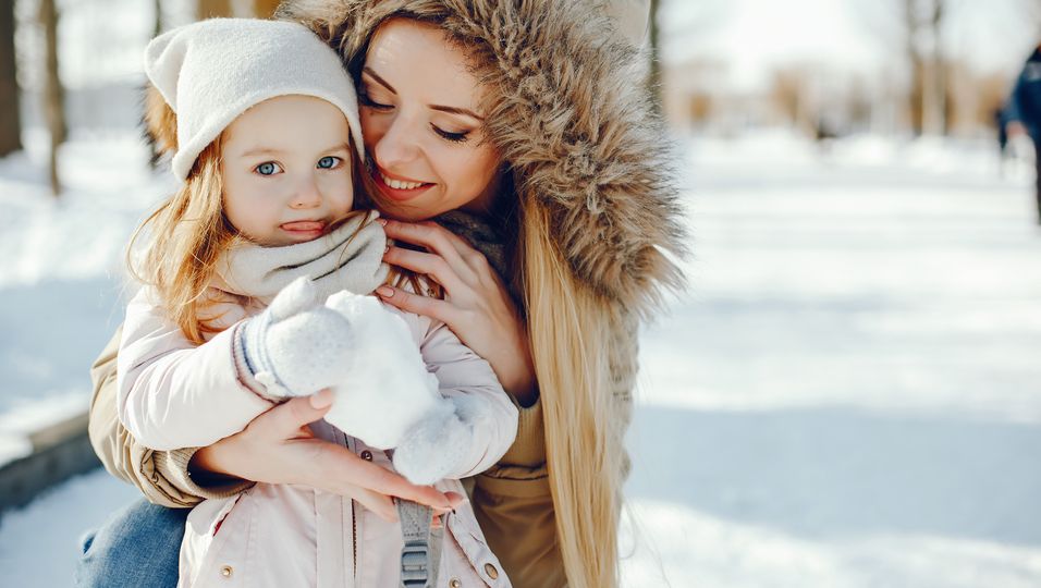 Mama und Tochter im Schnee.jpg