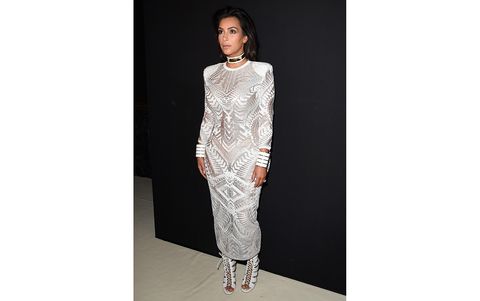 Jetzt bitte mal einatmen, Frau Kardashian! Das weiße Kleid scheint gleich zu platzen.