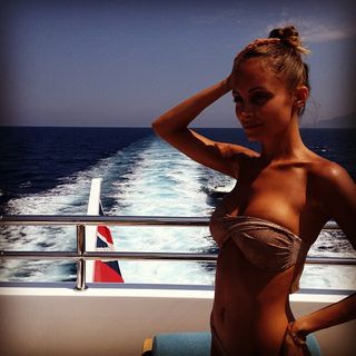 Nicole Richie präsentiert sich selbstbewusst im Bikini auf hoher See.