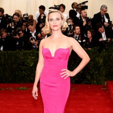 Mit dem pinkfarben Kleid von Designerin Stella McCartney trifft Schauspielerin Reese Witherspoon nicht Jedermanns Geschmack.