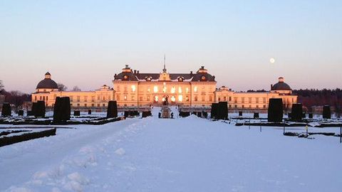 Während ihres Heimatbesuchs spazierte Madeleine mit ihrer Mutter Königin Silvia durch den verschneiten Park von Schloss Drottningh.