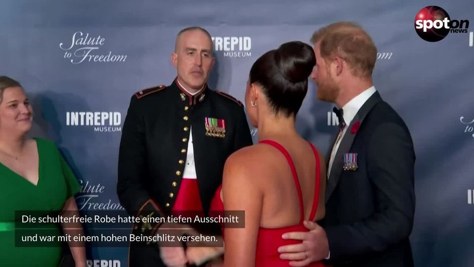 Comeback auf dem roten Teppich: Herzogin Meghan strahlt in roter Robe