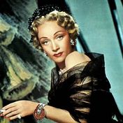 In dem Film "Die rote Lola" trug die legendäre Schauspielerin Marlene Dietrich das auffällige Armband von "Van Cleef & Arpels".