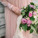 Elegante Hochzeits-Looks: 3 festliche Styles für die Brautmutter