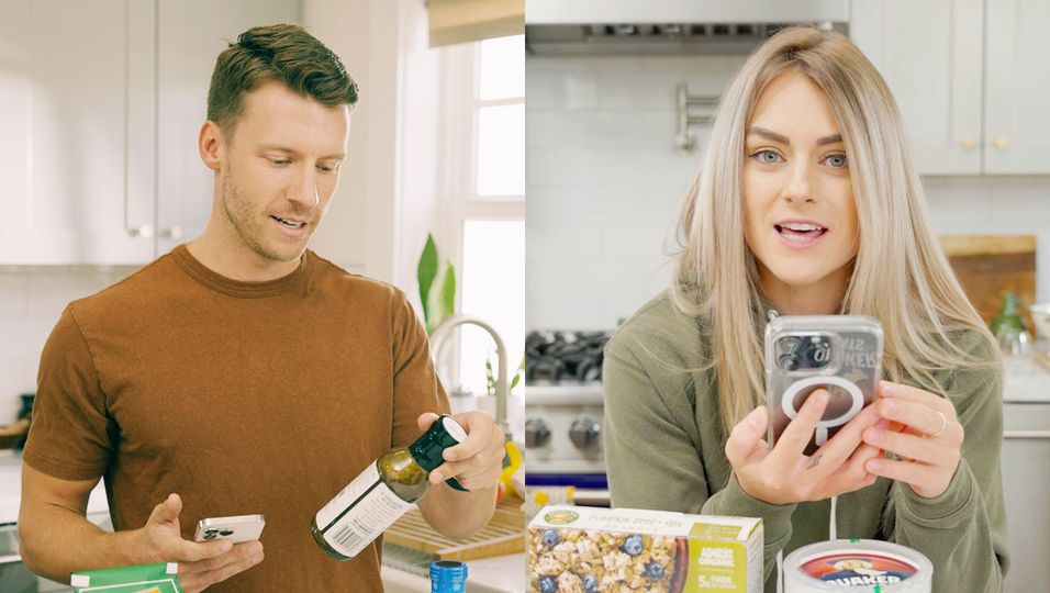 Zwei Personen scannen mit ihrem Handy Lebensmittel, um die Nährstoffe zu erfahren