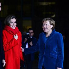 Ladies in Red - and Blue: Kanzlerin Angela Merkel (r.) und Königin Letizia sahen in ihren Mänteln umwerfend aus.