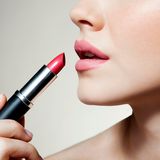 Drogerie-Hype: Dank TikTok ist ein 13-Euro-Lippenstift ständig ausverkauft