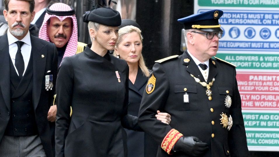 Charlene und Albert von Monaco: Arm in Arm bei der Beerdigung von Queen Elizabeth II.