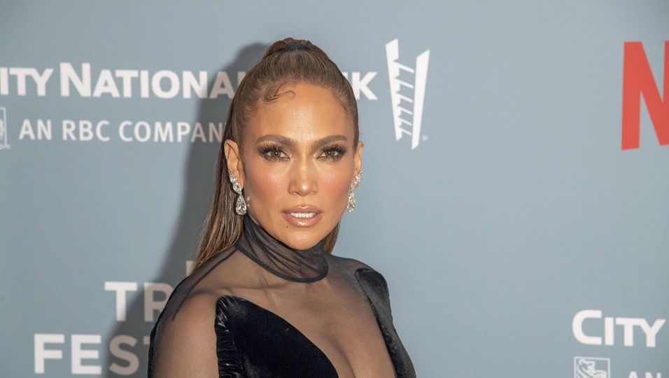 Jennifer Lopez im Maxikleid: Ihr Styling setzt den Sommer-Trend 2022