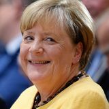 Angela Merkel: Zwischen den Anzugträgern: Die Ex-Kanzlerin sticht mit bester Laune & in Zitronengelb hervor