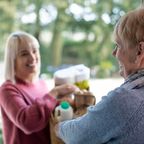 Während Coronavirus-Krise: Frau bietet älteren Nachbarn Hilfe an